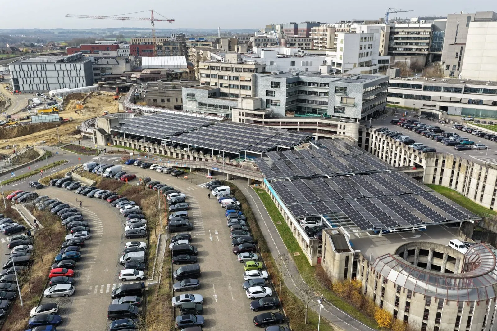 Carports solaires sur les parkings du campus Gasthuisberg de l'UZ Leuven