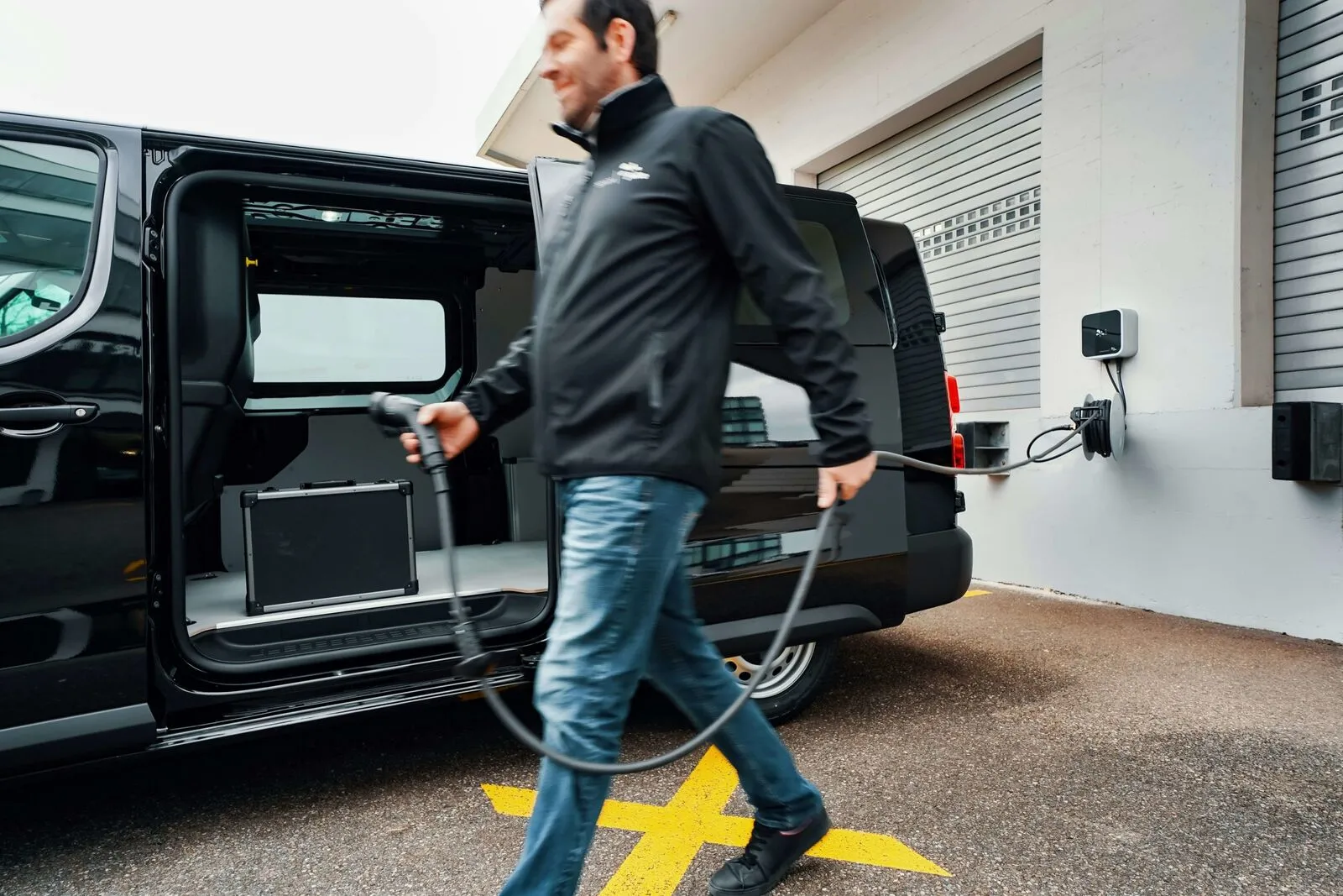Recharge d'un utilitaire électrique, au cœur d'une étude de faisabilité d'électrification