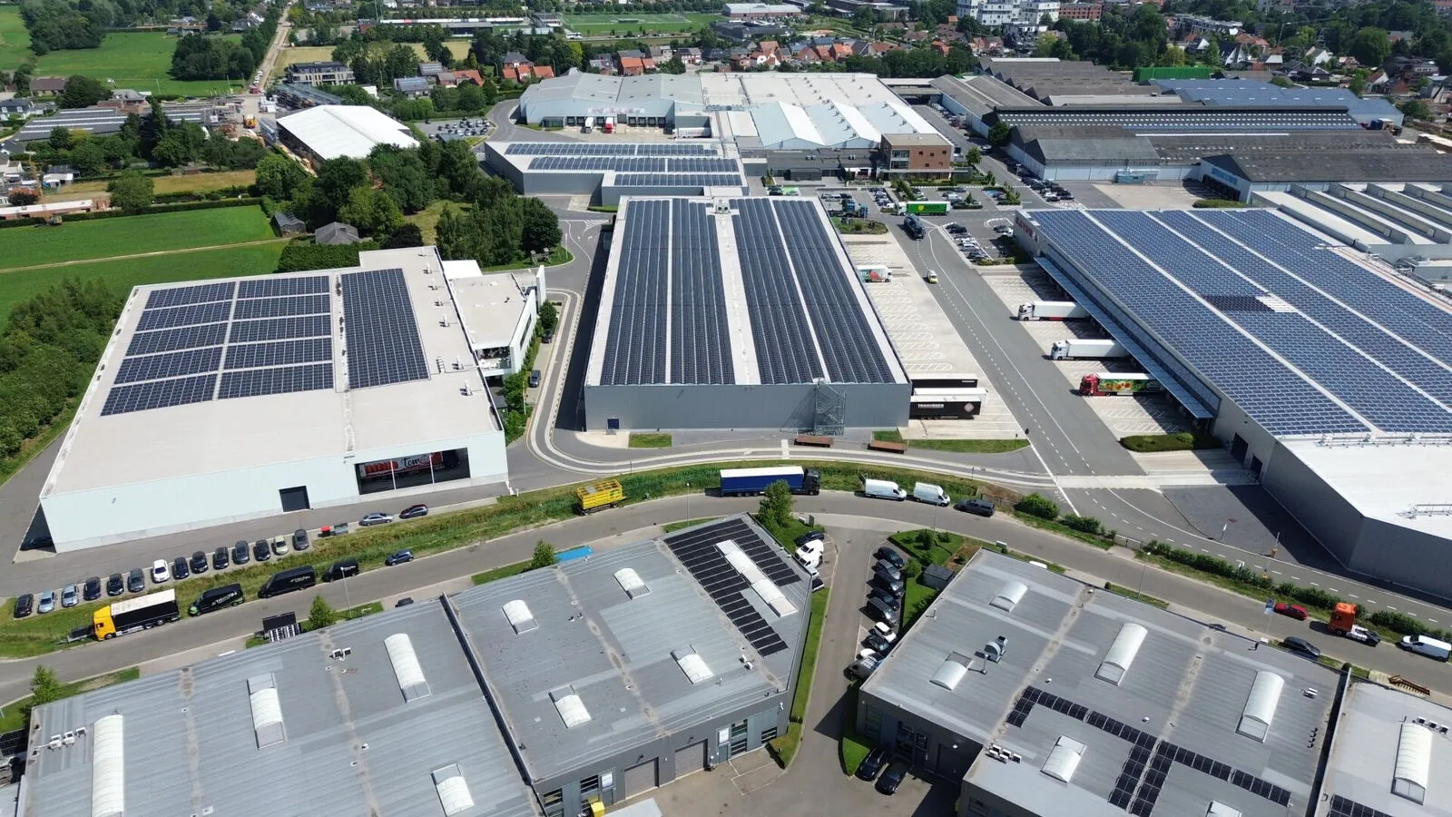 Vue aérienne de la Veiling Hoogstraten et des panneaux solaires sur ses toitures