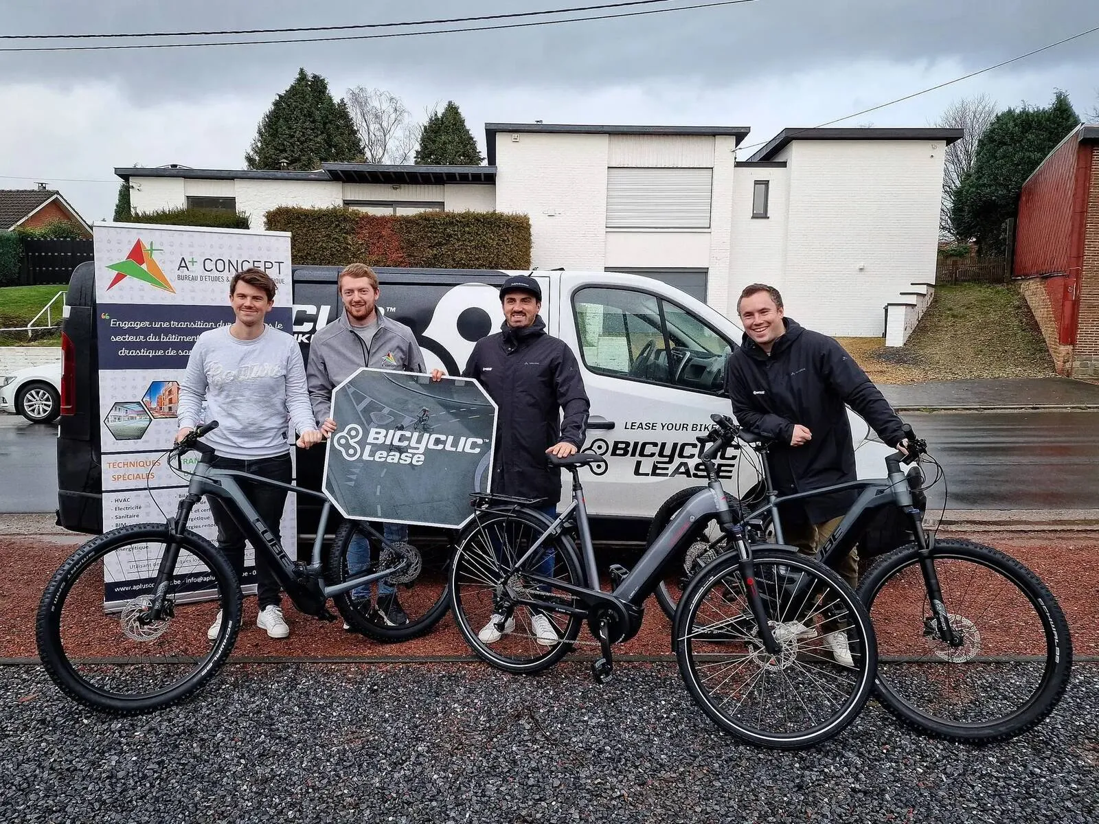 Un vélomobile et des tentes Bicyclic lors d'un événement sur une place