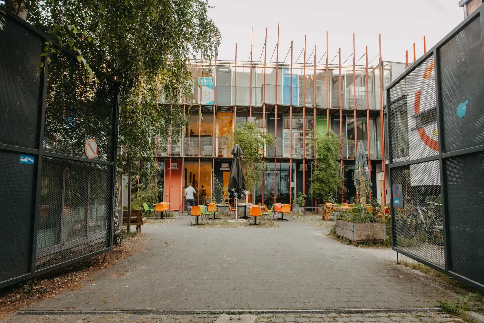 De groene binnenkoer van Village Partenaire, het ecologisch beheerde bedrijvencentrum in Sint-Gillis