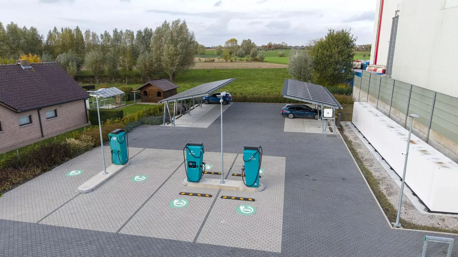 Publieke laadsite met Alpitronic-snelladers bij Voeders Decadt in Oostnieuwkerke