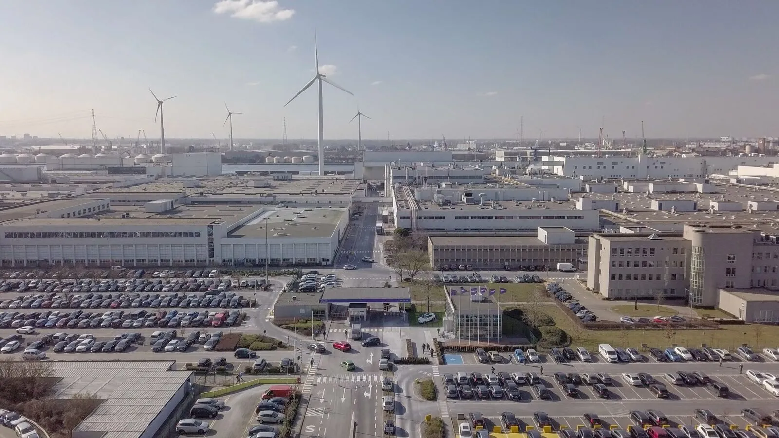 Vue aérienne de l'usine Volvo Car Gent à North Sea Port, où Emaze accompagne l'energy management