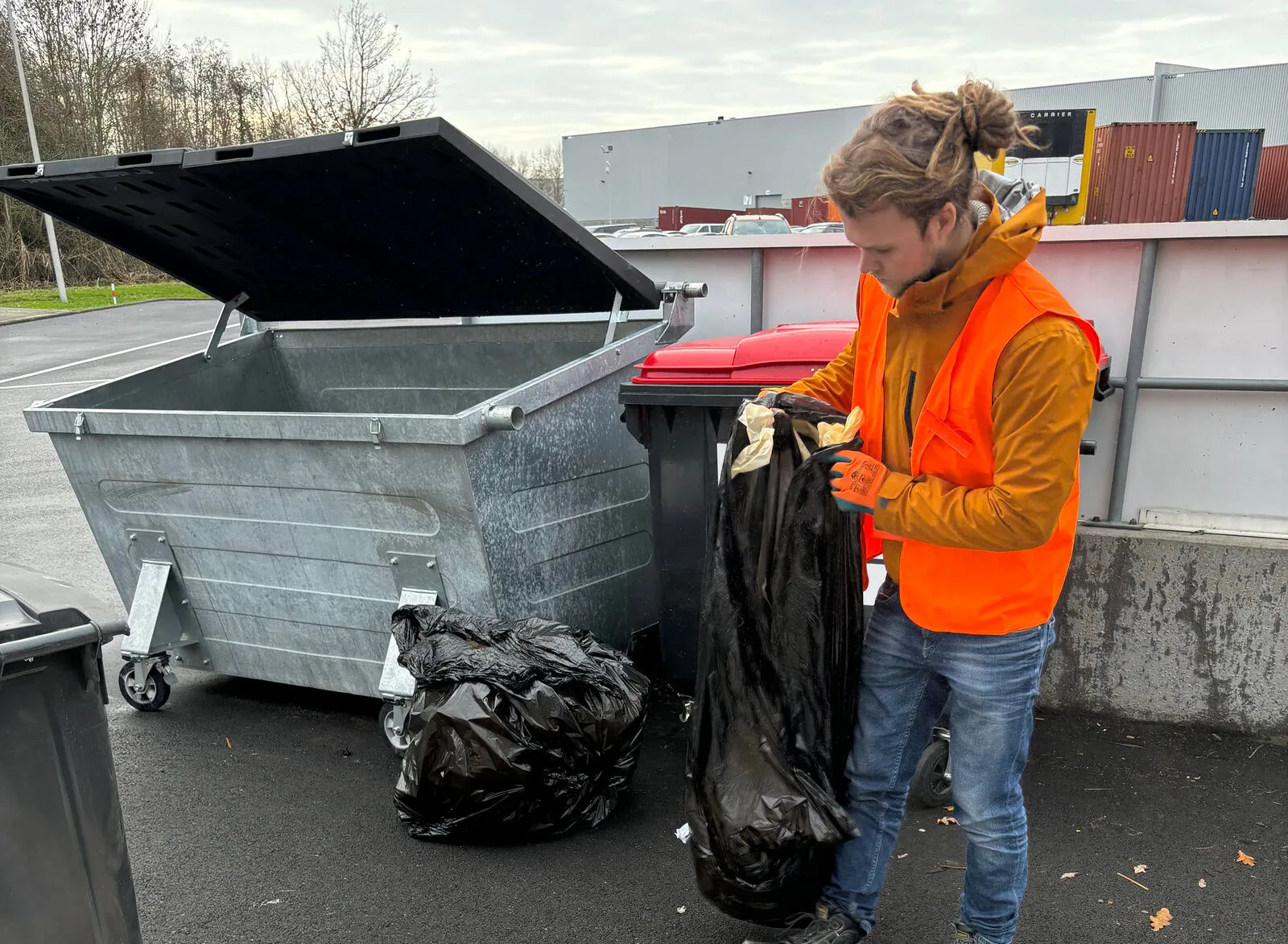 Un consultant Seenons vérifie le contenu d'un conteneur de déchets résiduels lors d'un scan des déchets