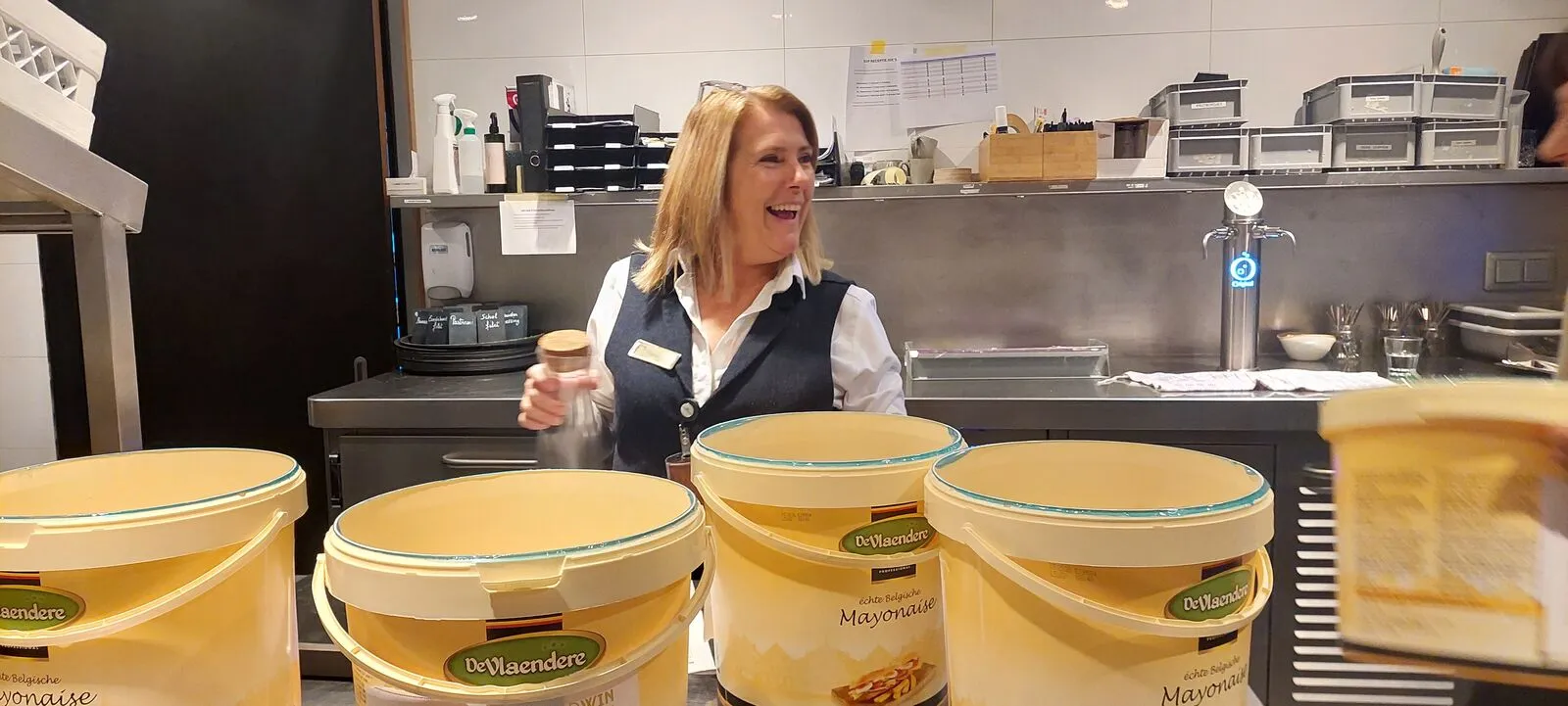 Seaux triés pour peser le gaspillage alimentaire dans une cuisine d'hôtel lors d'un trajet FoodWIN