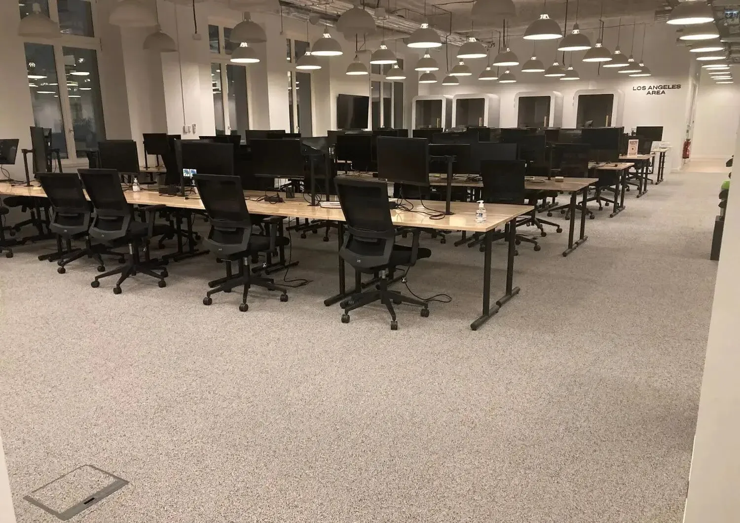 Dalles de réemploi posées dans un plateau de bureaux WeWork à Paris