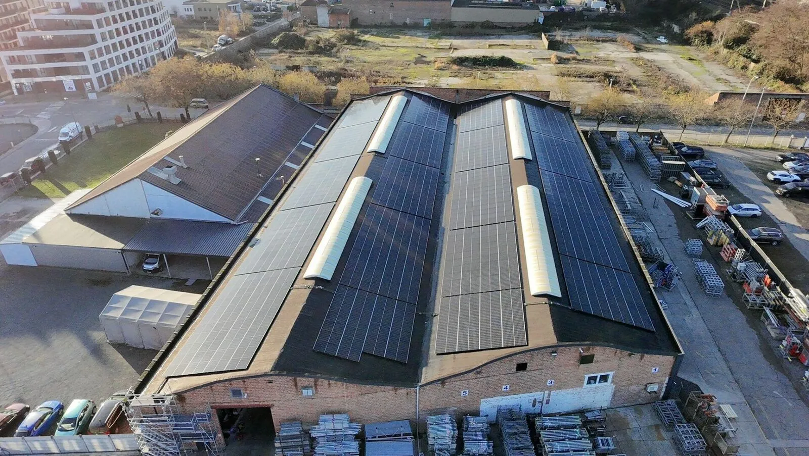 Panneaux solaires sur la toiture de l'entrepôt de Wolftech à Machelen