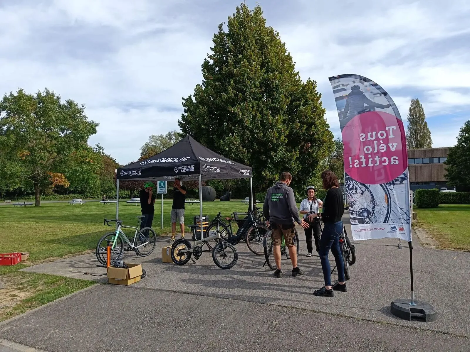 Des mécaniciens Bicyclic et des vélos lors d'un événement en entreprise