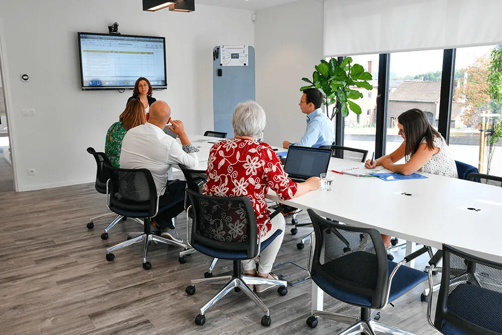 Séance de travail avec une équipe client dans une salle de réunion Cplus