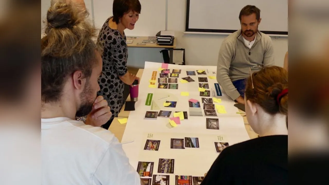 Participants en travail de groupe lors d'un atelier de la Cellule Mobilité