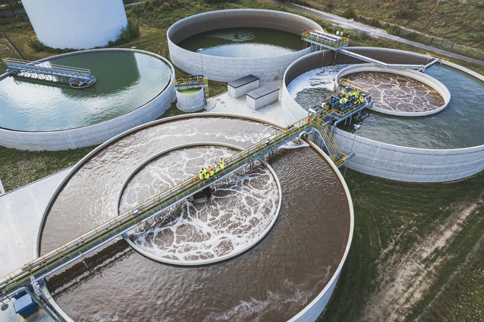 Luchtfoto van de waterzuivering die Trevi bouwde voor Yara Tertre en de ecozone Villerot-Tertre