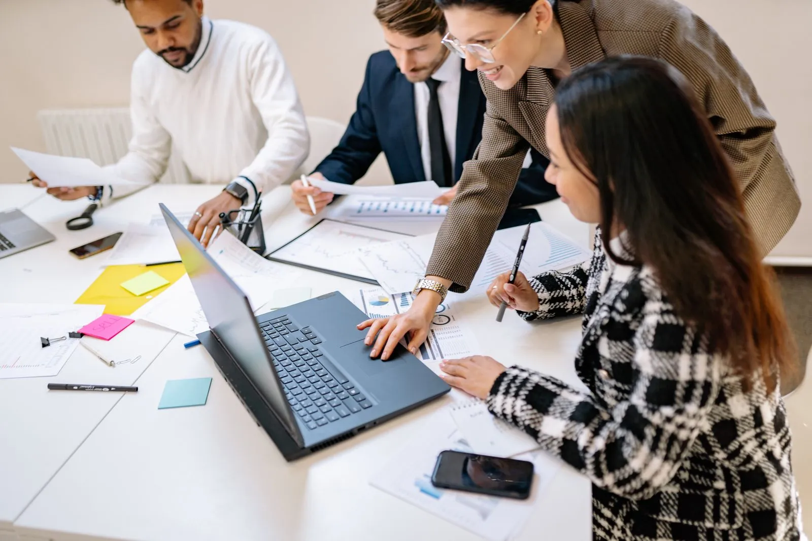 A team reviewing carbon charts on a laptop and deciding their next reduction levers together